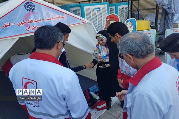 کاروان سلامت جمعیت هلال احمر پاکدشت در روستای قرمز تپه