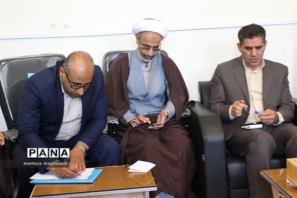 جلسه کارگروه استانی طرح و ساماندهی لباس فرم دانش آموزی