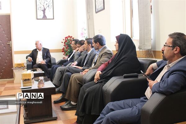 جلسه کارگروه استانی طرح و ساماندهی لباس فرم دانش آموزی