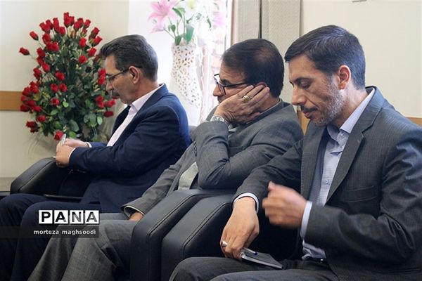 جلسه کارگروه استانی طرح و ساماندهی لباس فرم دانش آموزی