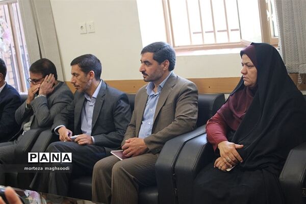 جلسه کارگروه استانی طرح و ساماندهی لباس فرم دانش آموزی