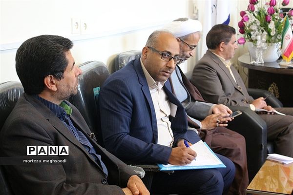 جلسه کارگروه استانی طرح و ساماندهی لباس فرم دانش آموزی