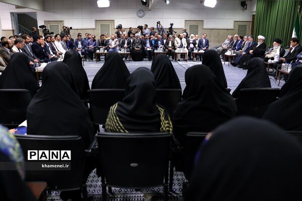 دیدار جمعی از شاعران و اهالی فرهنگ و ادب با مقام معظم رهبری