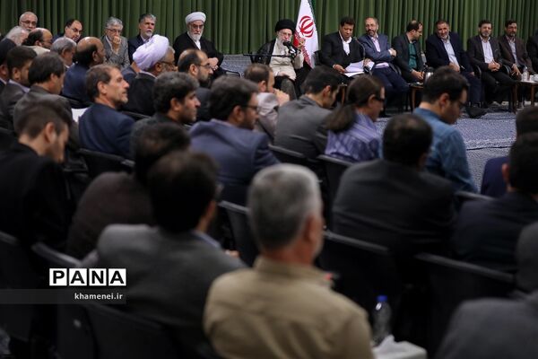 دیدار جمعی از شاعران و اهالی فرهنگ و ادب با مقام معظم رهبری