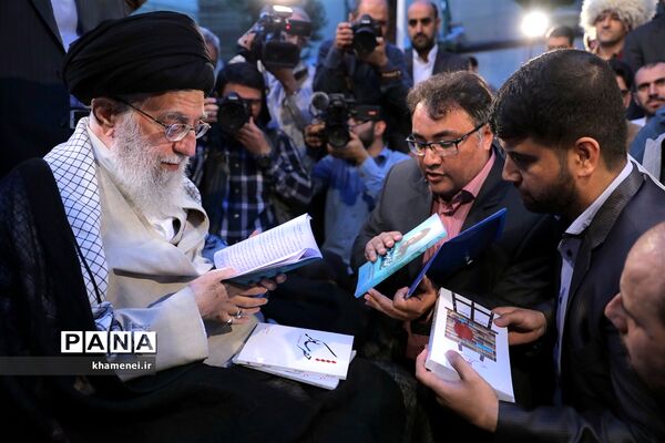 دیدار جمعی از شاعران و اهالی فرهنگ و ادب با مقام معظم رهبری