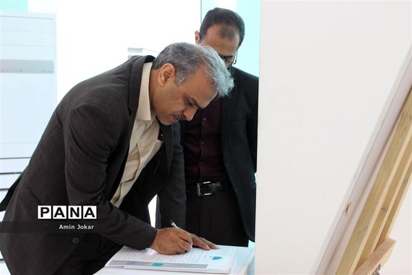 نمایشگاه آثار هنری هنرجویان گرافیک هنرستان غیردولتی نوآوران