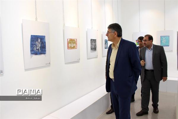 نمایشگاه آثار هنری هنرجویان گرافیک هنرستان غیردولتی نوآوران