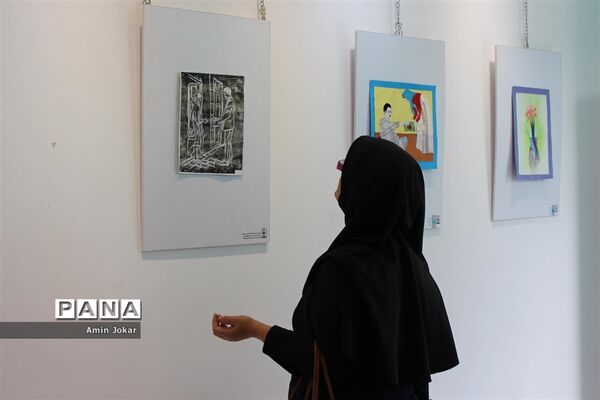 نمایشگاه آثار هنری هنرجویان گرافیک هنرستان غیردولتی نوآوران