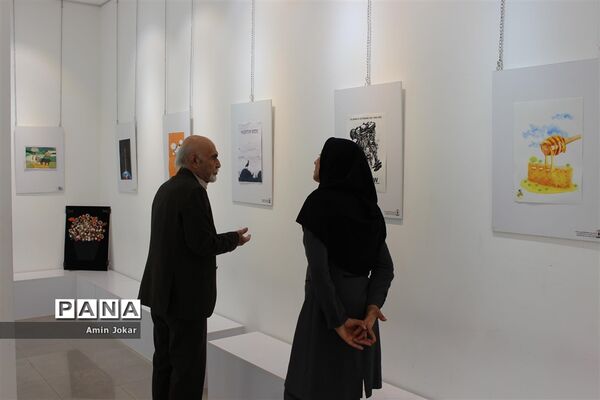 نمایشگاه آثار هنری هنرجویان گرافیک هنرستان غیردولتی نوآوران
