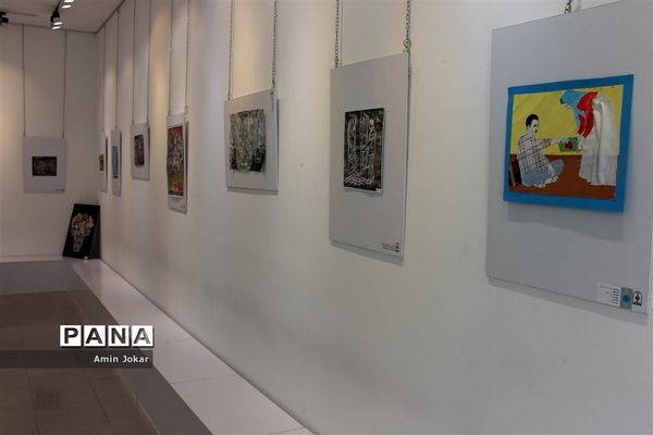 نمایشگاه آثار هنری هنرجویان گرافیک هنرستان غیردولتی نوآوران
