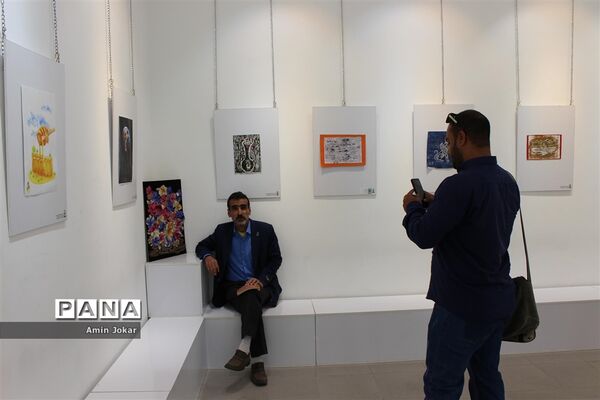 نمایشگاه آثار هنری هنرجویان گرافیک هنرستان غیردولتی نوآوران