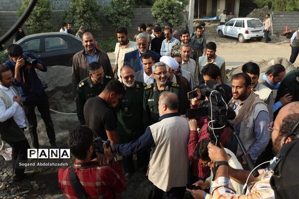 بازدید معاون وزیر کشور  و فرمانده سازمان بسیج مستضعفین کشور ازمناطق‌سیل‌زده سیمرغ