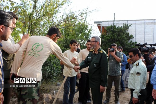 بازدید معاون وزیر کشور  و فرمانده سازمان بسیج مستضعفین کشور ازمناطق‌سیل‌زده سیمرغ