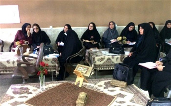 تلاش می‌کنیم آموزش‌دهندگان بر نوشتن طرح درس مسلط باشند