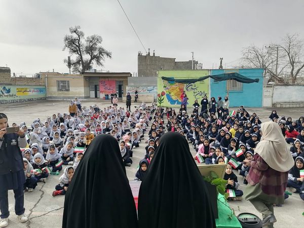 مراسم سالگرد و ورود امام خمینی(ره)و روز جهانی حجاب در دبستان ناهید نخودی 