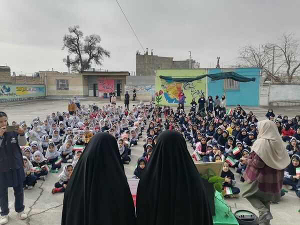 مراسم سالگرد و ورود امام خمینی(ره)و روز جهانی حجاب در دبستان ناهید نخودی 