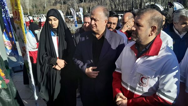 بازدید دبیرکل جمعیت هلال احمر کشور از غرفه‌های خدمت‌رسانی شهر کرج در نوروز 