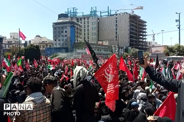 عبورِ پیکرِ عشق؛ آخرین وداع در مشهد از پشتِ شیشه‌های غبارگرفته
