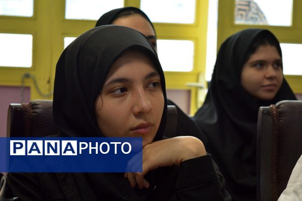 برای اولین‌بار برگزاری کافه ۵۷ در دبیرستان‌ نمونه دولتی ولایت بهارستان‌دو