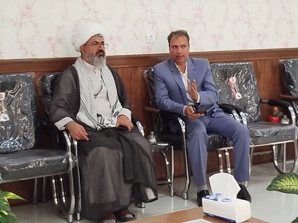 بازدید مدیر آموزش و پرورش و امام جمعه کاشمر از دبیرستان امام خمینی (ره) کاشمر 