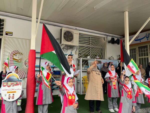 دانش‌آموزان دبستان دخترانه شاهد محمودآباد شعار مرگ بر اسرائیل سردادند