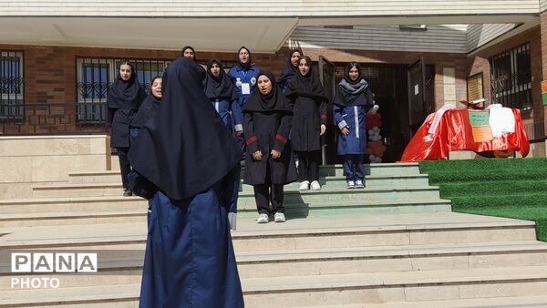 آغاز سال تحصیلی در دبیرستان مهرآفرین با شور و نشاط دانش‌آموزان