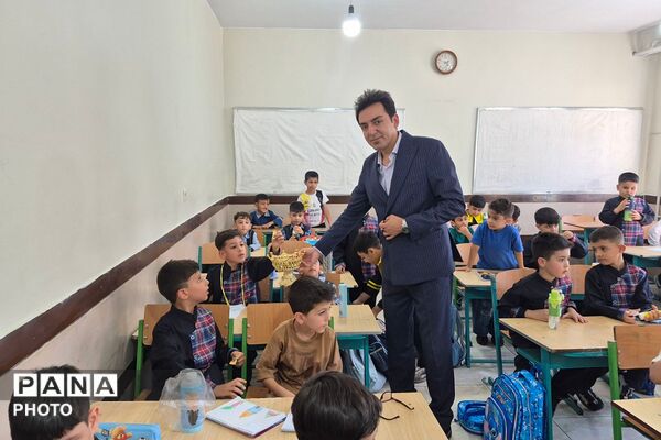 نواخته شدن زنگ ایثار و مقاومت به مناسبت آغاز سال تحصیلی در ناحیه دو شهرری 
