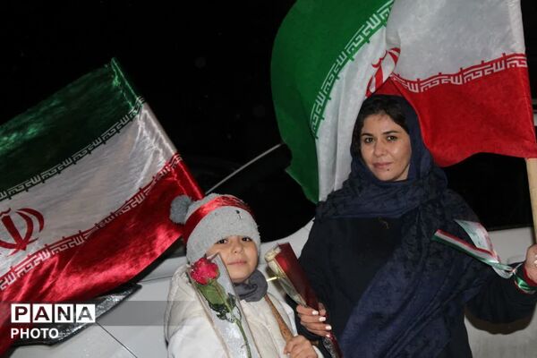 تقدیر از دختران همدانی در تجمعات شبانه به‌مناسبت روز دختر