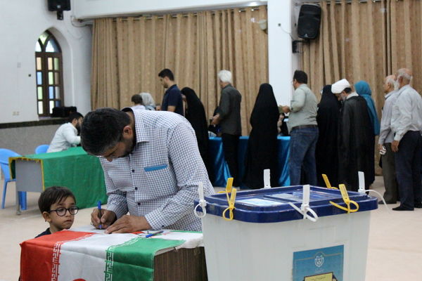 حضور پرشور مردم ولایت‌مدار بوشهر در پای صندوق‌های رأی