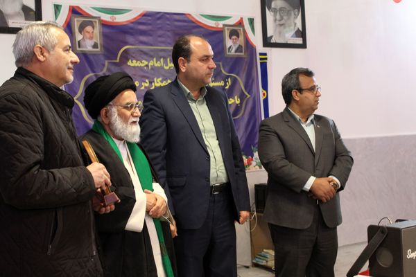 مراسم تجلیل امام جمعه از مسئولان ادارات همکار در میزخدمت نیشابور 