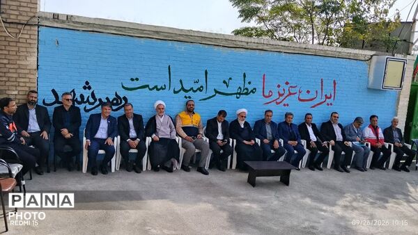 اهتزاز پرچم در مدرسه حضرت معصومه(س) شهر جعفریه 