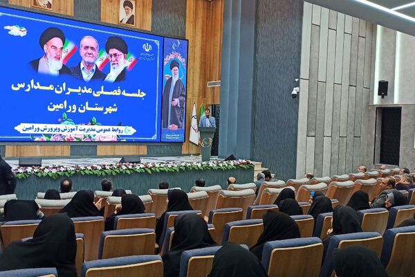 نشست فصلی مدیر منطقه با مدیران مدارس؛ تأکید بر هماهنگی و ارتقای کیفیت آموزشی