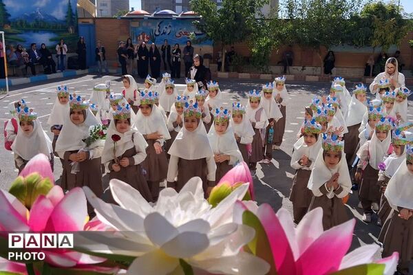 جشن شکوفه‌ها در دبستان بنی‌هاشمی شهرستان رباط‌کریم