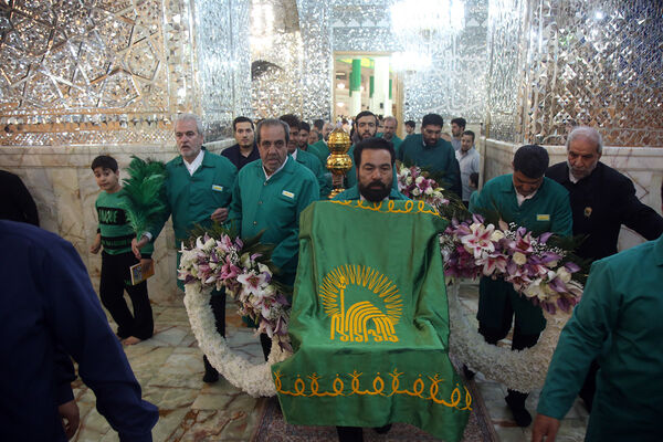 گل آرایی ضریح مطهر حضرت معصومه(س) به مناسبت روز دختر