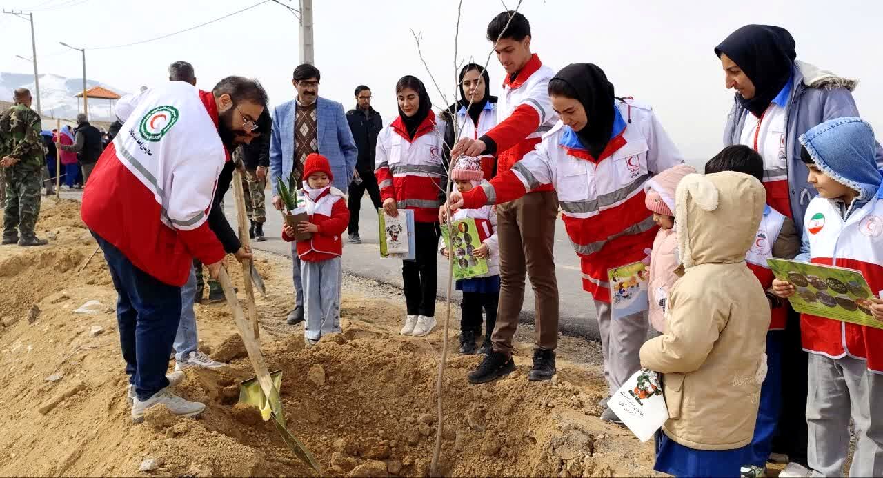 حرکت داوطلبانه جوانان هلال احمر برای کاشت نهال در روز درختکاری