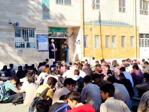 بازدید سرزده بازپرس دادگستری شهرستان کاشمر از دبیرستان میثاق