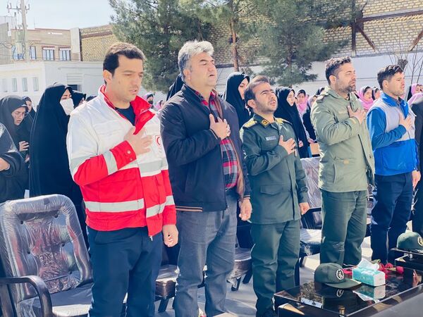 نواختن زنگ جشن نیکوکاری در دبستان زینب قهرمانی مه ولات