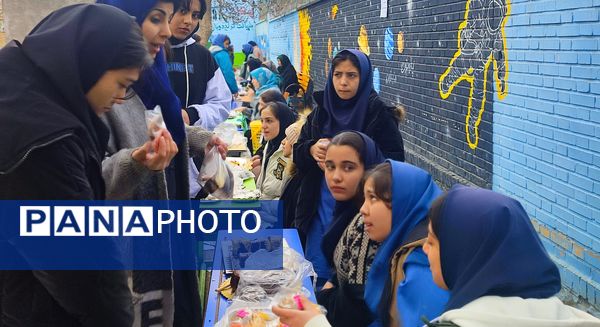 بازارچه دانش‌آموزی کسب در آمد در دبیرستان میثاق منطقه تبادکان مشهد