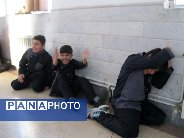 اجرای مانور زلزله در دبستان سمیه قم