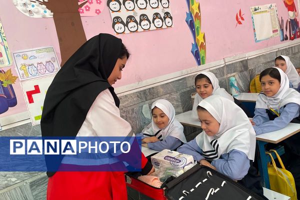 مانور تخلیه اضطراری و آمادگی برای لحظات بحرانی در مدرسه معراج بهارستان‌دو