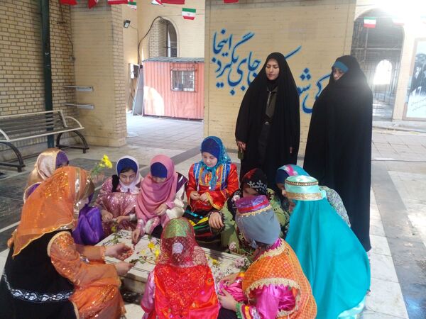 گلباران مزار شهدای شهرستان قدس توسط دانش‌آموزان مدرسه هدی یک
