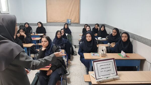 اولین جلسه هدایت تحصیلی در دبیرستان دخترانه کوثر فرهنگیان