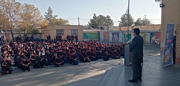 رئیس پلیس فتا کاشمر در مراسم صبحگاه دبیرستان آیت‌الله خامنه‌ای بر هوشیاری در فضای مجازی تأکید کرد
