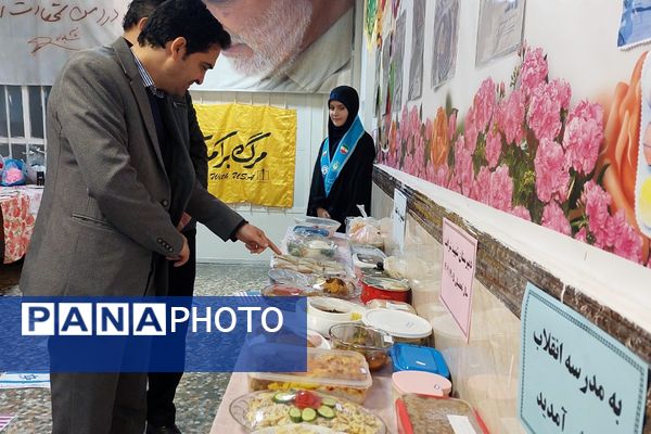 افتتاحیه نمایشگاه «مدرسه انقلاب» در مدرسه شهید شرافت بهارستان‌دو