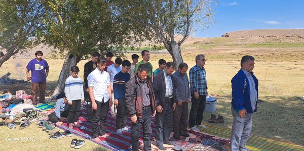 قابی صمیمی از مهرورزی و همکاری دانش‌آموزان در دل طبیعت آیواز 