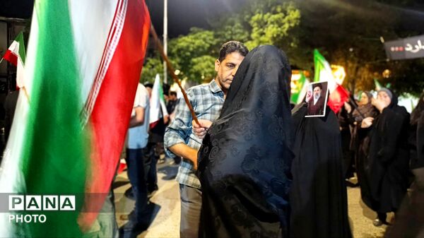 خانوادگی پای کار انقلابیم