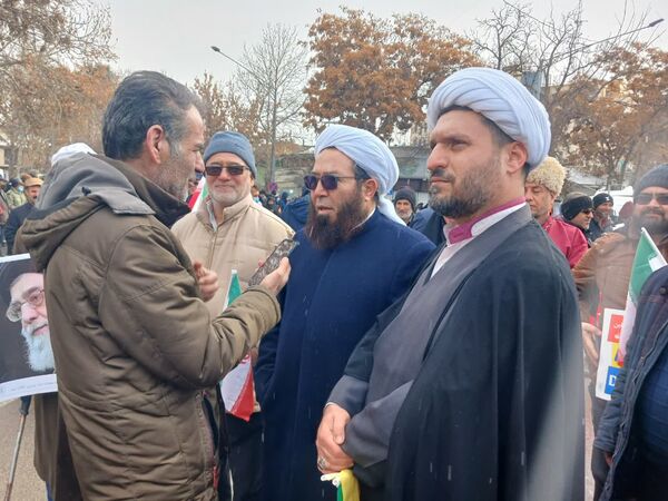 حضور پر شور مردم روستای غلامان در راهپیمایی ۲۲ بهمن