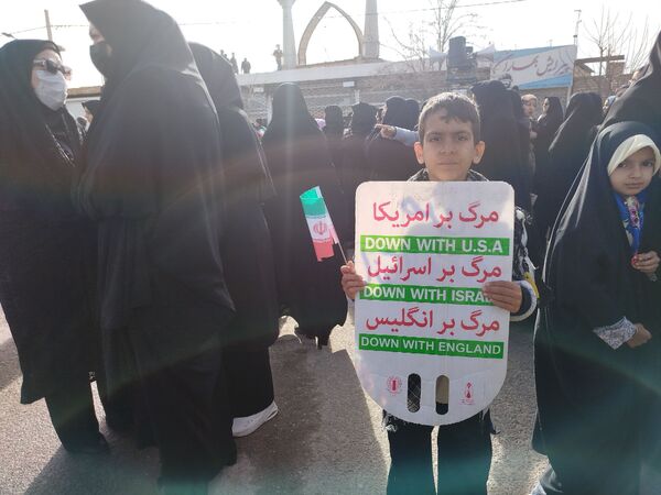 نسل آینده در راهپیمایی ۲۲ بهمن شهرستان کندر دیده شد