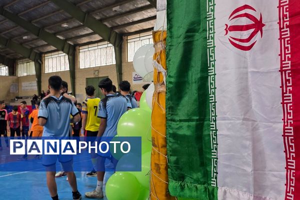 رقابت دانش‌آموزان رباط‌کریم در مسابقات بین مدرسه‌ای فوتسال