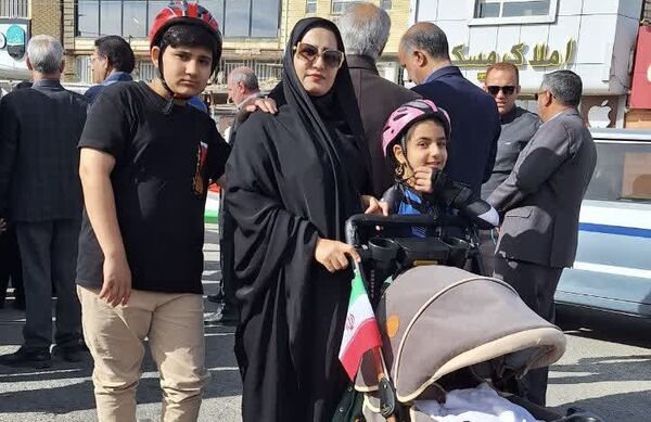 دختران آموزشگاه نوریه شهرستان جیرفت در راهپیمایی امروز